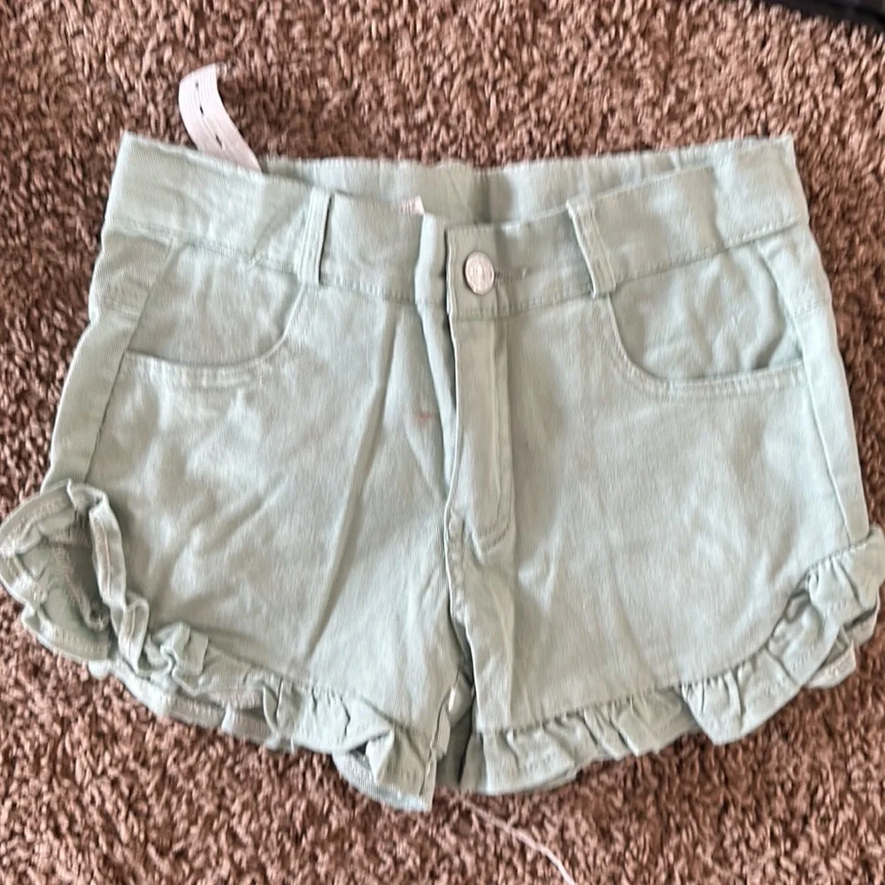 4 shorts - Picture 3 of 5
